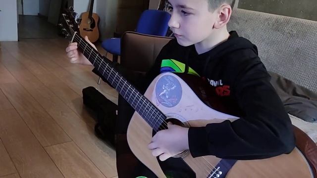 Играем по нотам (табам) простые мелодии с аккомпанементом.