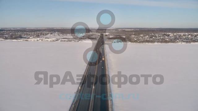 Вид с высоты на Юбилейный мост в Ярославле и дорожные развязки. Зима. Аэросъемка (1) смотреть онлайн