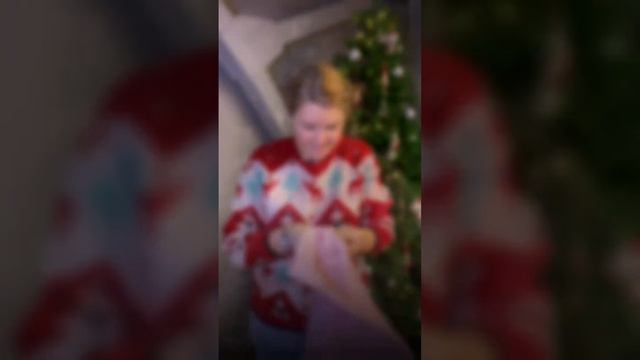 В Новый год принято дарить подарки 🎁 смотреть онлайн