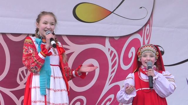 Дарья Балашова и Варвара Колмакова - Гармонь моя @ у Большого Новодевичьего пруда 18.04.2015 смотреть онлайн