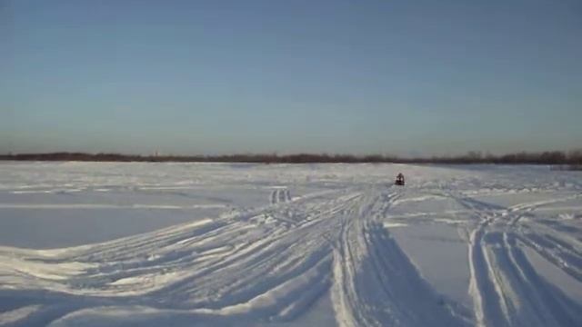 прыжок на снегоходе Artic Cat
