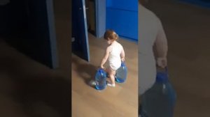 Помощница ))) Богдана несет воду в свою комнату. Искренние и неподдельные эмоции ребенка на ютуб