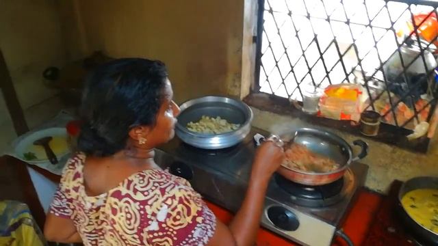 India, Kearala, Mararikulam. Chicken Curry, Banana Curry - home made dishes смотреть онлайн