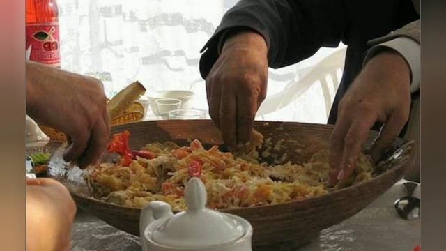 ПОЧЕМУ ИНДИЙЦЫ ЕДЯТ РУКАМИ? ОБЫЧАИ И ТРАДИЦИИ ИНДИИ И НЕПАЛА. смотреть онлайн