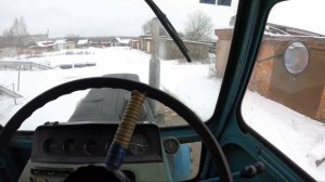 Трактор МТЗ -80.Выпал снег убираем спешно.