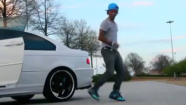 Парень нарушает законы физики. Классно танцует. смотреть онлайн