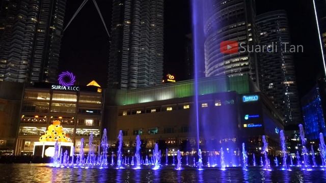 KLCC Lake Symphony Water Fountain Light and Sound Show at Suria KLCC, Kuala Lumpur, Malaysia [4K] смотреть онлайн