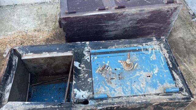 We Found An ABANDONED SAFE. Adrenaline-Filled Treasure Hunt With Metal Detector! смотреть онлайн