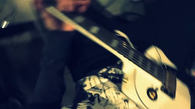 Gibson Les Paul Custom White replica BOSS MT-2 смотреть онлайн