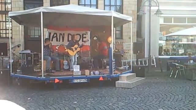 Уличный ансамбль в Германии, приятная мелодия смотреть онлайн