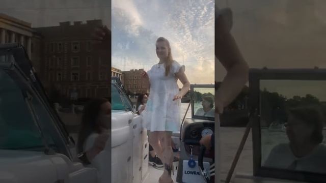 Порхали на катере по рекам и каналам Санкт-Петербурга празднуя день рождение великолепной девушки смотреть онлайн