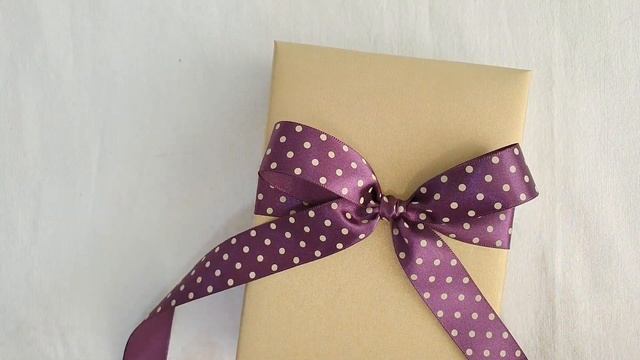 리본 앞면만 나오게 묶는방법 완전 정복 |리얼상세샷 선물포장 리본 Gift Wrapping - How to Tie a Perfect Bow смотреть онлайн