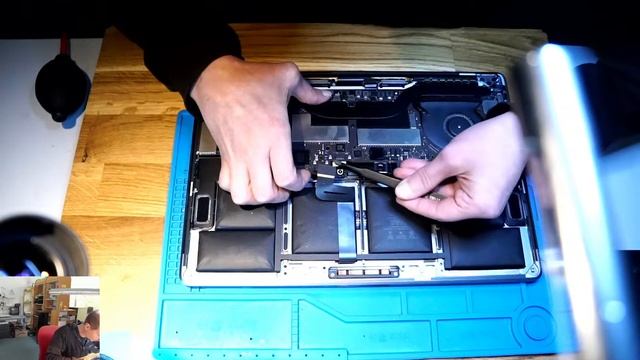 Macbook Pro A1707/ Not Charging & Not Turning On/ Pt. 02 смотреть онлайн