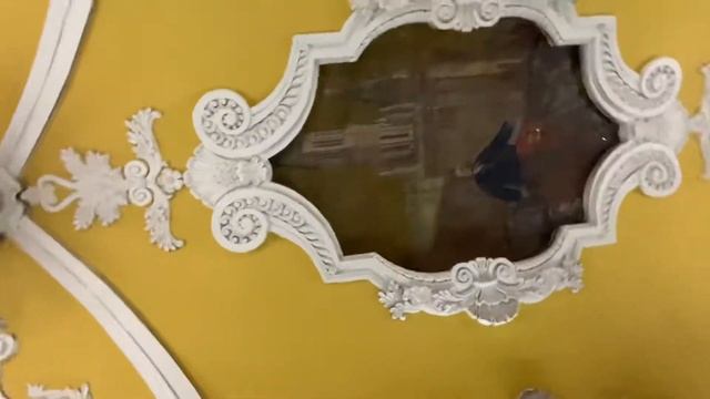 Станция метро Комсомольская. Особо примечателен потолок, украшенный лепниной и фресками. смотреть онлайн