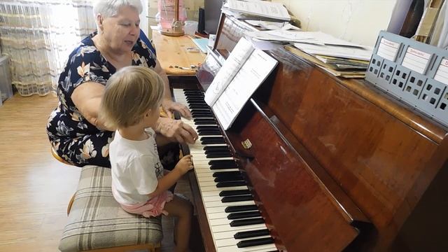 Радослава Лемешкина, 2 года 1 месяц. Знакомство с ключами и нотой МИ (фрагменты урока). смотреть онлайн
