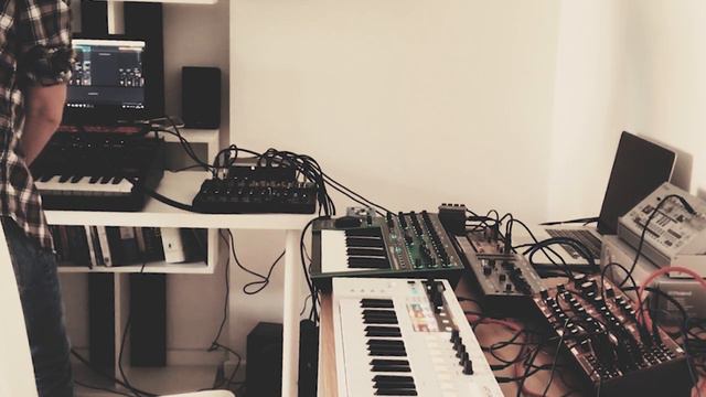 Mellow Ambient Live Synth Jam (Behringer Neutron, Odyssey, Roland TB03, SH01, System 1, Volca Drum) смотреть онлайн