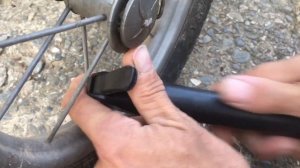 Как накачать колёса коляски фирмы Инглезина «Inglesina» обычным насосом.