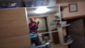 показываю свой костюм человека-паука