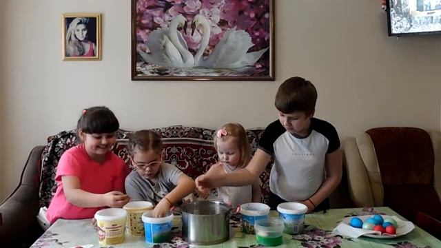 Пасха. Красим яйца на пасху. Дети красят яйца на пасху. Красим яйца, готовимся к пасхе. смотреть онлайн