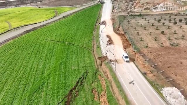 Drone footage shows large faultline in southern Turkey after earthquakes смотреть онлайн