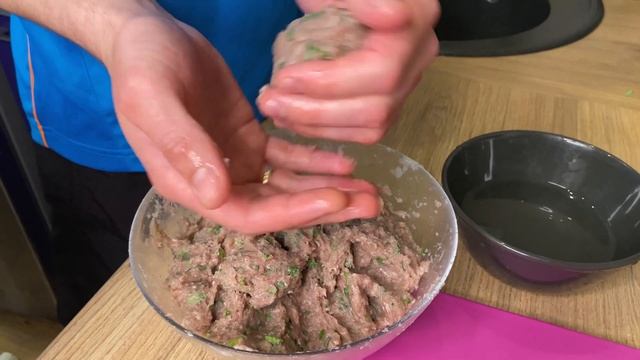 Сочные котлеты из говядины | Простой рецепт домашних котлет смотреть онлайн