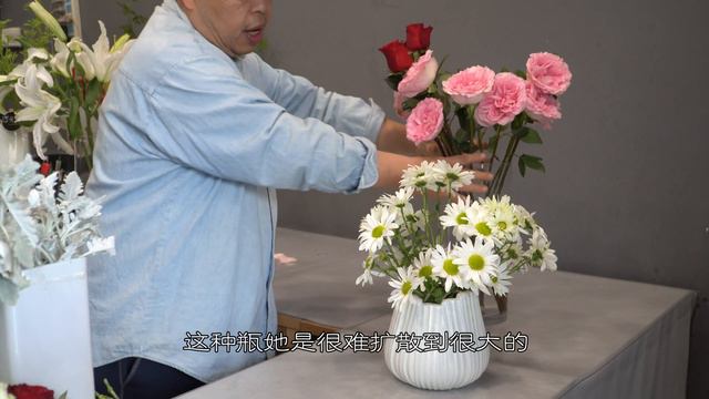 【大叔说花】每周一花172/康乃馨白色小菊/家庭生活居家花瓶插花 смотреть онлайн