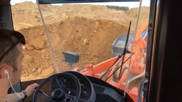 Работа на фронтальном погрузчике. День погрузки грунта!