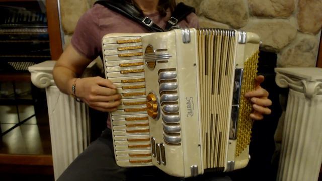 3822 - Cream Gold Lira Piano Accordion LM 41 120 $599 смотреть онлайн
