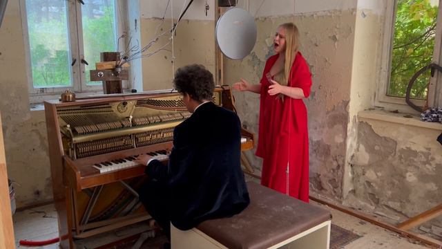 Dana Hoffmann & Thomas Krüger in a Lost Place singing "Killing me softly" (Roberta Flack/Fugees) смотреть онлайн