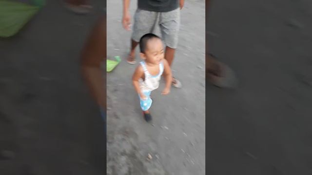 Playing a kite (1 year old baby playing a kite 🌞) смотреть онлайн