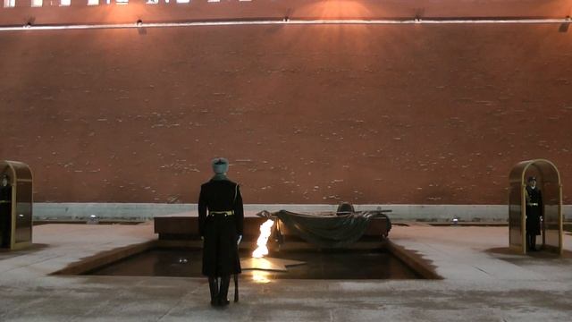 Последняя смена Почётного караула у Вечного огня в Москве смотреть онлайн