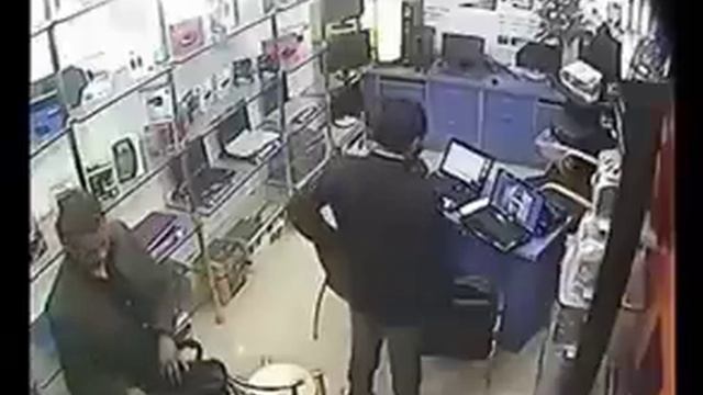 ПОСМОТРИ какие Наглые воры в краже ноутбука смотреть онлайн