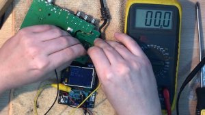 Цифровая приставка DVB-T2 на 20 каналов не включается. Интересная поломка и диагностика.