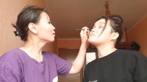 СЕСТРА ДЕЛАЕТ МНЕ МАКИЯЖ🤭