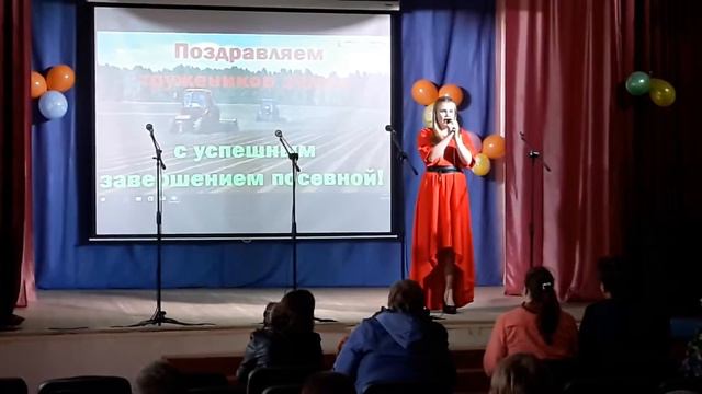 Выступление Соловьёвой Татьяны День работников сельского хозяйства с песняй Нас Бьют, Мы Летаем смотреть онлайн
