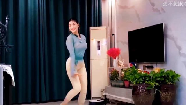 Xiaoqing -   Performs A Chinese Shuffle Dance .