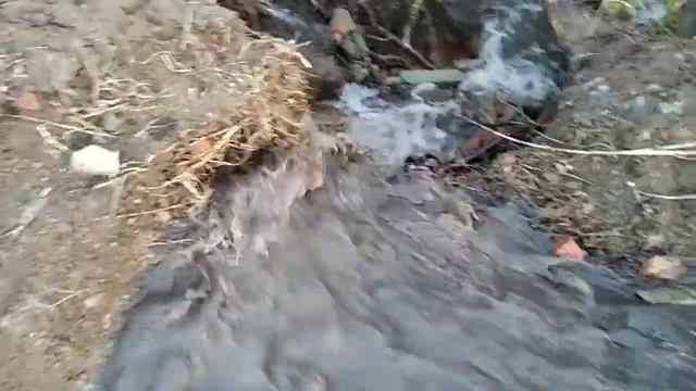 Сходит снег и наполняется пруд, просто выкопанный в глине. смотреть онлайн