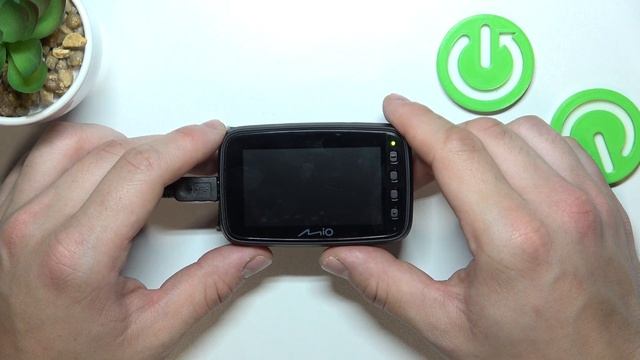 How to Insert SD Card on MiVue 812 – SD Card Installation смотреть онлайн