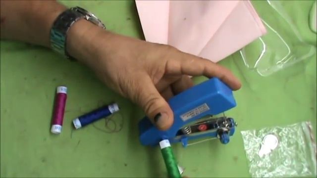 COMO USAR UNA mini MAQUINA DE COSER PORTATIL смотреть онлайн