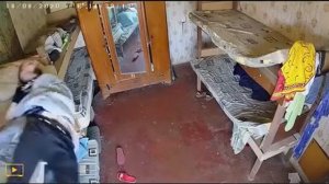 Чувак упал с кровати!