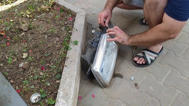 Как разобрать ФАРУ Мицубиси Каризма своими руками. смотреть онлайн