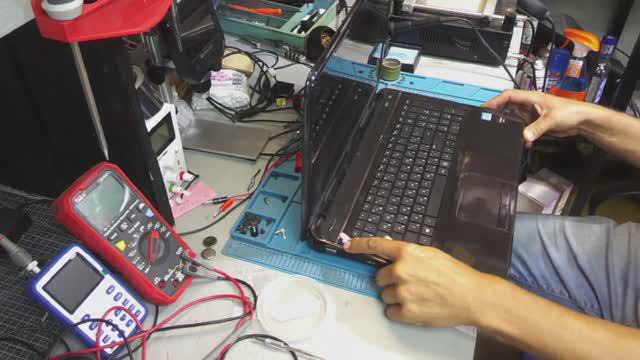 Петля "порвала" ноутбук...| Ремонт ноутбука HP Pavilion G7 | Последствия оторванной петли | ЗверьПК смотреть онлайн