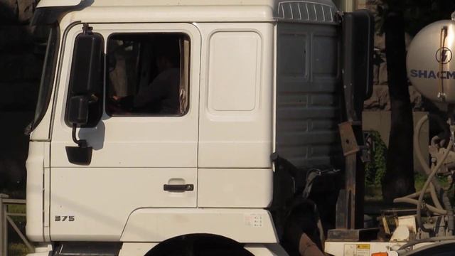 МИКСЕР БЕТОНОМЕШАЛКА ЕДЕТ ПО ШОССЕ смотреть онлайн