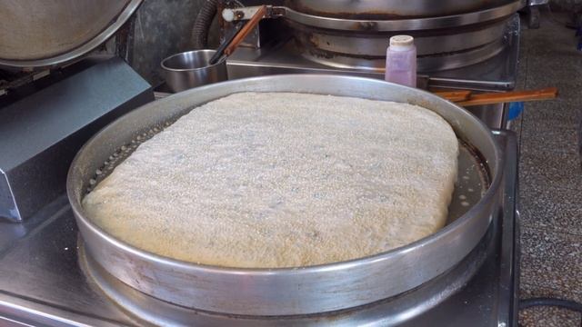 Amazing ! Giant Scallion Flatbread Making / 出爐就秒殺！現做蔥花大餅, 起司蔥花大餅製作-Taiwanese Street Food