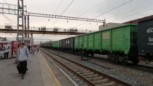 Электровоз ВЛ10К-1392 с грузовым поездом, станция Тюмень смотреть онлайн