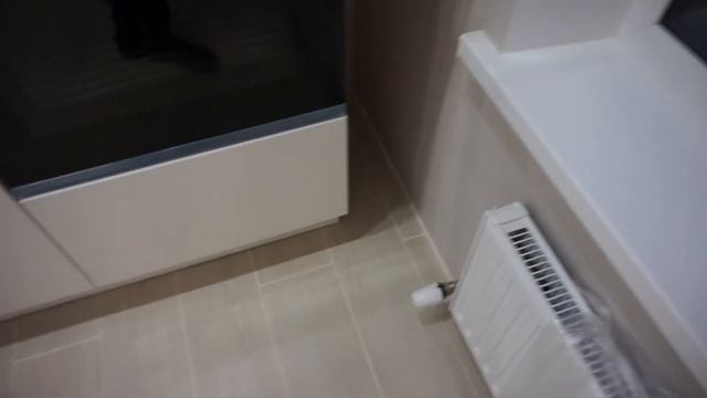 Белая матовая угловая кухня с темной столешницей