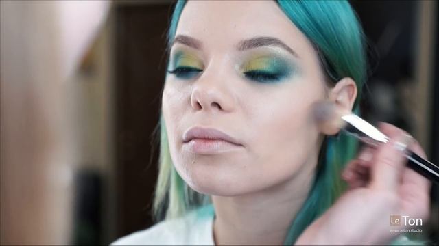 Яркий весенний макияж. Прическа - модные косички Брейды. Super bright spring makeup and braids смотреть онлайн