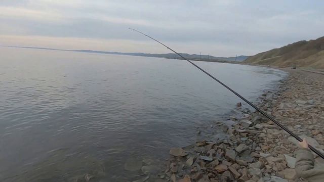 Сахалин. Города Александровск-Сахалинкий. Марк ловит камбалу у скал Три брата смотреть онлайн