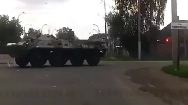 БТР протаранил легковой автомобиль в Кемерово смотреть онлайн