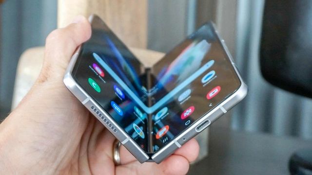 Samsung Fold 3 VS Samsung S22 Ultra смотреть онлайн